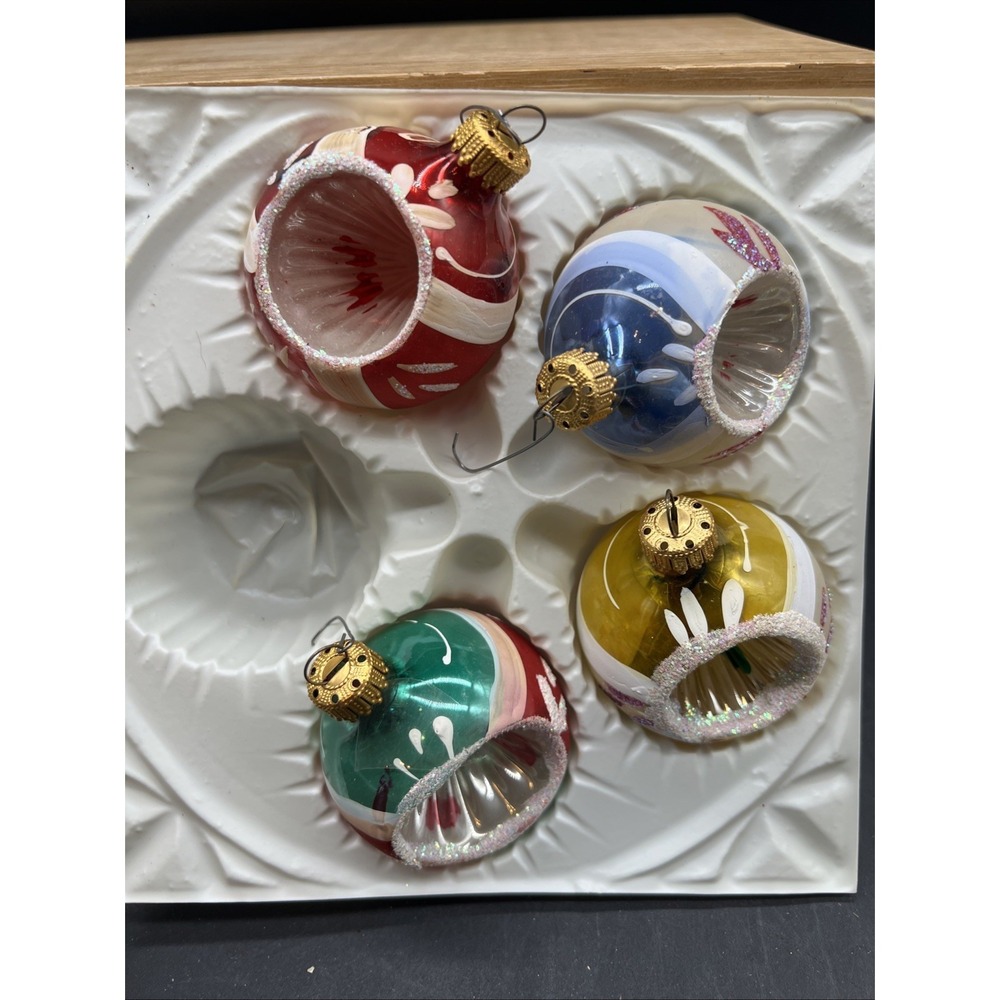 VINTAGE SET OF 4 INDENTED REFLECTOR GLITTER GLASS CHRISTMAS TREE ORNAMENTS